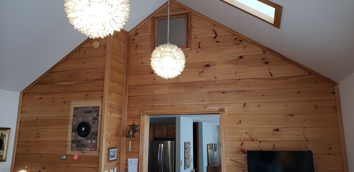 Spacious Four Season House on Phillips Lake