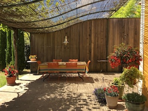 le coin repas sur la terrasse avec plancha