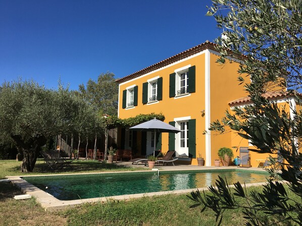 façade SUD, coté terrasse donnant sur la piscine et le jardin