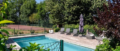 Piscine privée 8mx4m, chauffée de Mai à Septembre avec grande terrasse