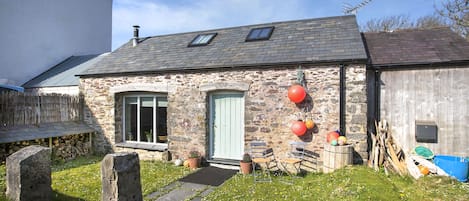 Eco barn conversion close to beaches & coastal path where a warm welcome awaits