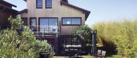 Façade tournée vers la mer. Piscine au sel chauffée.