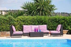 Un salon au bord de la piscine pour le farniente ou prendre l’apéritif 