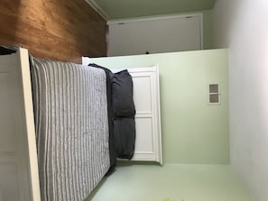 Bedroom 2: Full sized bed