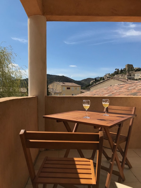 Vue de la terrasse sur le vieux village de Montbrun