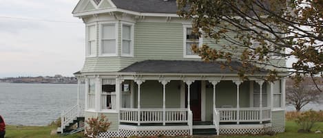 This beautiful old house was built by Frank Calder around 1900.