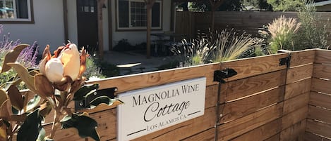 Magnolia Wine Cottage private cozy yard