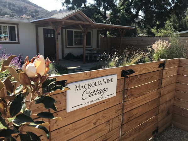 Magnolia Wine Cottage private cozy yard