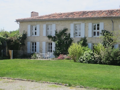 Lujosa casa de piedra renovada del siglo XVIII en el corazón de la campiña francesa.