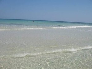 La plage à l'aube en été.