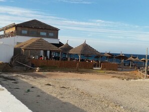 Un restaurant et pose-café au bord de la plage.