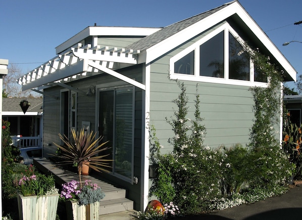 New cottage/mobile home located in Encinitas, CA just one block from the beach!