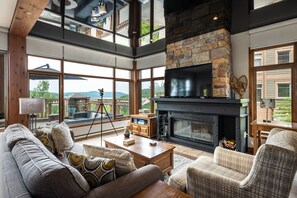 The Altitude 170-1 Mountain Home with Hot Tub