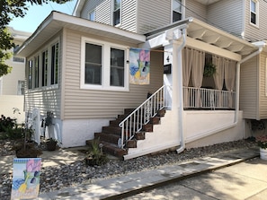 Sunroom/ Fromt Porch