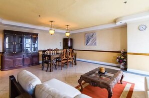 Spacious Gallery Living 3-BR Penthouse 
