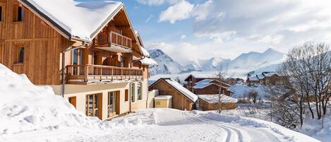 Ideally situated in La Toussuire, Savoie, you will love being at the foot of the slopes, a short distance from the ski lifts and the dynamic and charming resort centre.