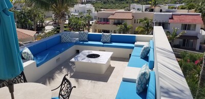 Villa vibrante con vistas al mar, piscina y paseo a la ciudad