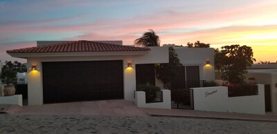 Villa vibrante con vistas al mar, piscina y paseo a la ciudad