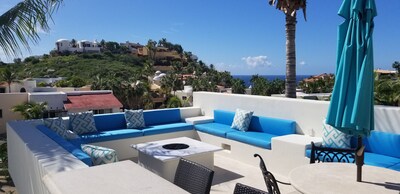 Villa vibrante con vistas al mar, piscina y paseo a la ciudad