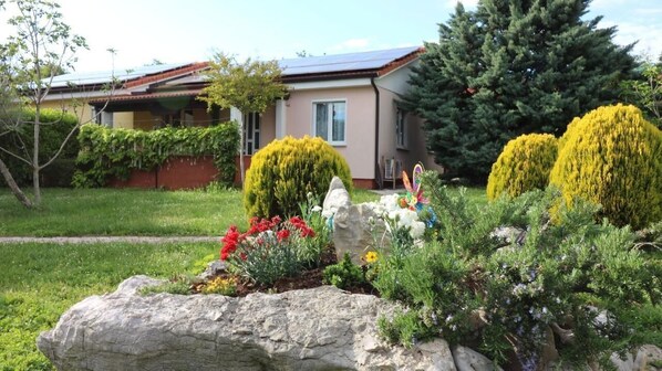 External view of the building. Bungalow Lorena Porec