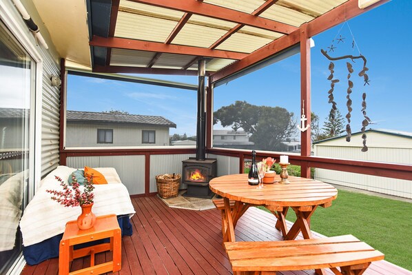 Stay 4 Nights, Pay Only 3 – Free night on us when you book 4 weekday nights (Sun–Thurs) between June, July and August 2025. 

Features both front and rear timber decks, a gas BBQ, and outdoor dining for up to 8 people – ideal for alfresco meals