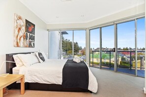 Three-bedroom layout with versatile bedding configuration, comfortably accommodating up to seven guests.