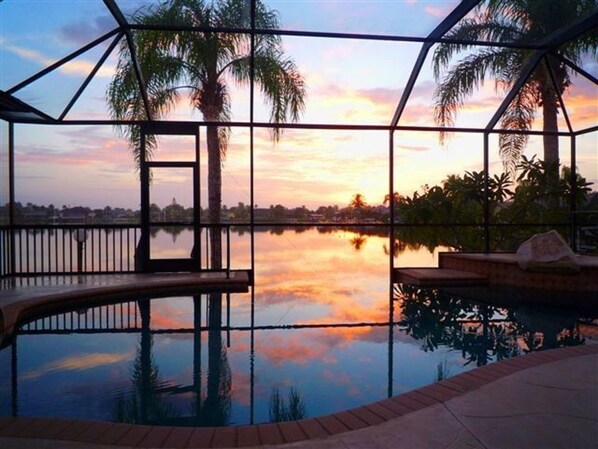 Breathtaking views with fabulous infinity pool and Thunderbird Lake!