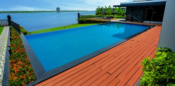 Infinity pool