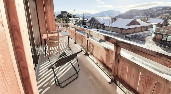 vue de la terrasse. Ski à côté. Patinoire, piscine...restos, commerces...