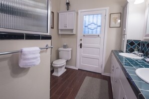 4Th Ave Room Private Bathroom