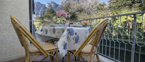 Le balcon avec une vue magnifique sur les montagnes