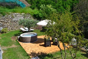 Zona relax con vasca idromassaggio 