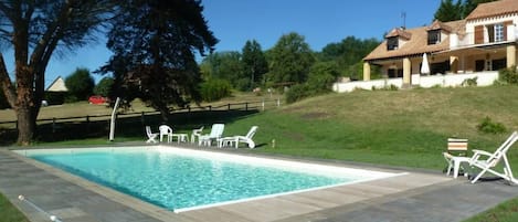 Vue de la maison depuis la piscine