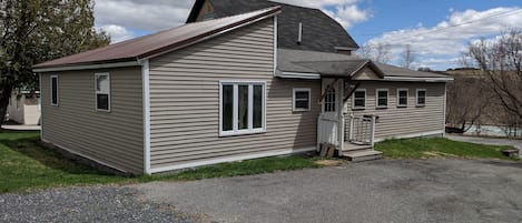 Looking at the back & driveway side of the house. Park anywhere in driveway.