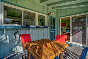 FRONT LANAI OUTDOOR DINING AREA WITH OCEAN VIEWS