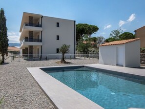 L'Eau, Ciel, Jour, Propriété, Bâtiment, Piscine, Nuage, Bleu Azur, Arbre, Plante