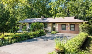 Driveway and front door of White Oaks Haven