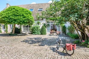 la cour, vue sur la terrasse