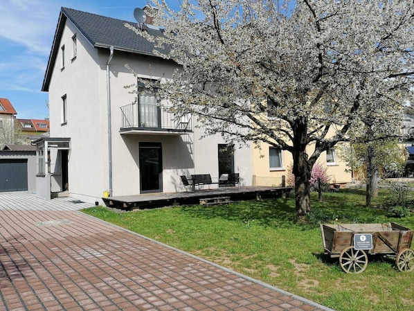 Hausansicht (Einfahrt, Garten & Terrasse)