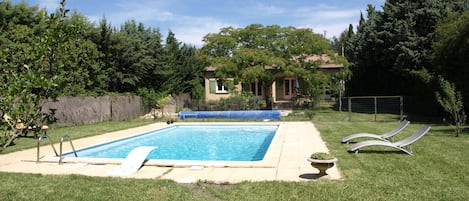 vue de l'ensemble maison/piscine (coté sud)
