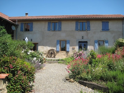 Family & pet friendly farmhouse; modern amenities & great views of the Pyrenees