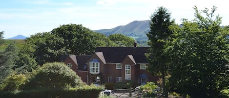 The Oaks, sleeping 10, is a detached country house in the South Shropshire hills