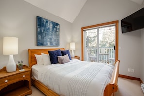 Secondary Bedroom w/ Queen Bed, Smart TV & Small Balcony