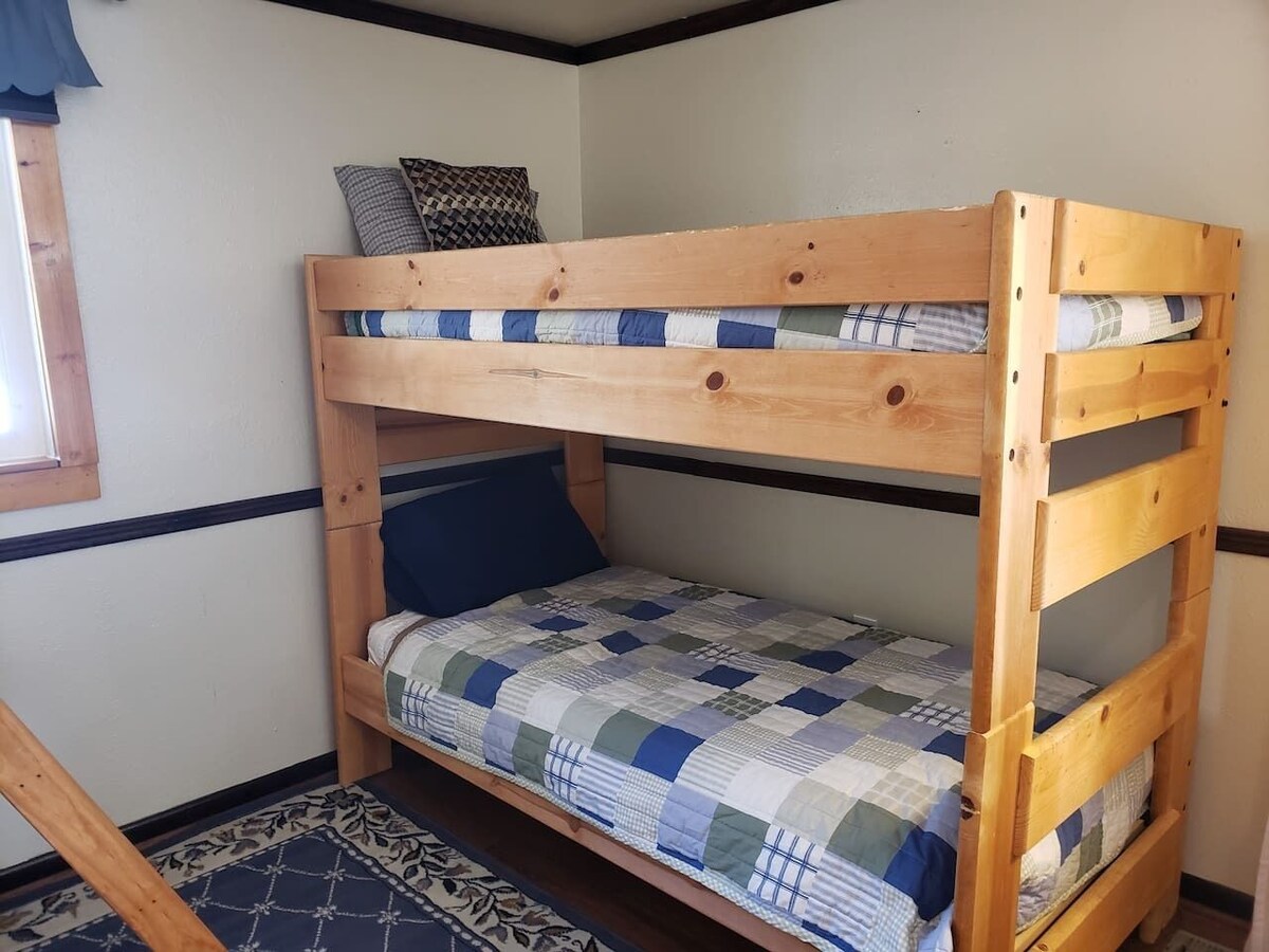 Cozy Cabin for Family and Friends Near Pikes Peak