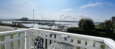 Balkon mit Blick auf den Hafen