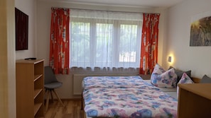 Ferienwohnung 1, 55 qm, 2 Schlafzimmer, max. 5 Personen-Große Erdgeschosswohnung Schlafzimmer 1