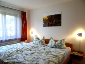 Ferienwohnung 1, 55 qm, 2 Schlafzimmer, max. 5 Personen-Große Erdgeschosswohnung Schlafzimmer 1