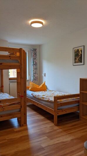 Ferienwohnung 1, 55 qm, 2 Schlafzimmer, max. 5 Personen-Große Erdgeschosswohnung Schlafzimmer 2