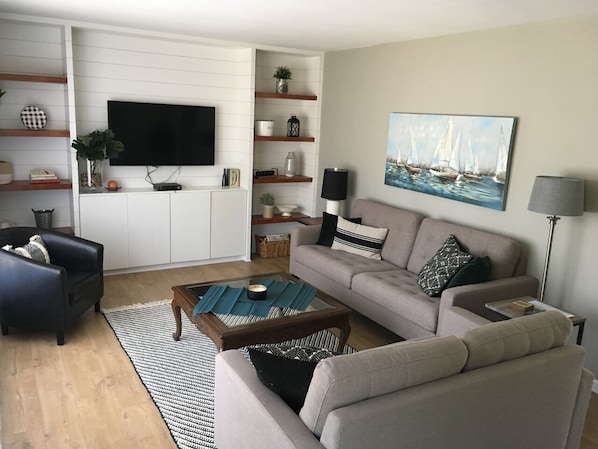 Large, bright living room with ATT Uverse and smart TV