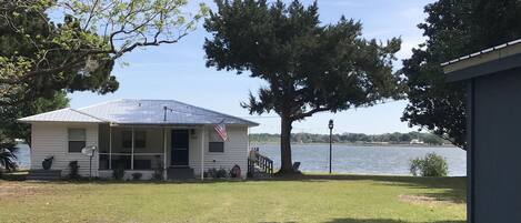 Beautiful Lakefront cottage 1100 Sq Ft